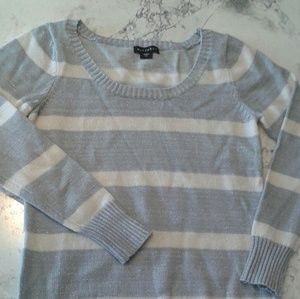 Grey/white stripped sweater